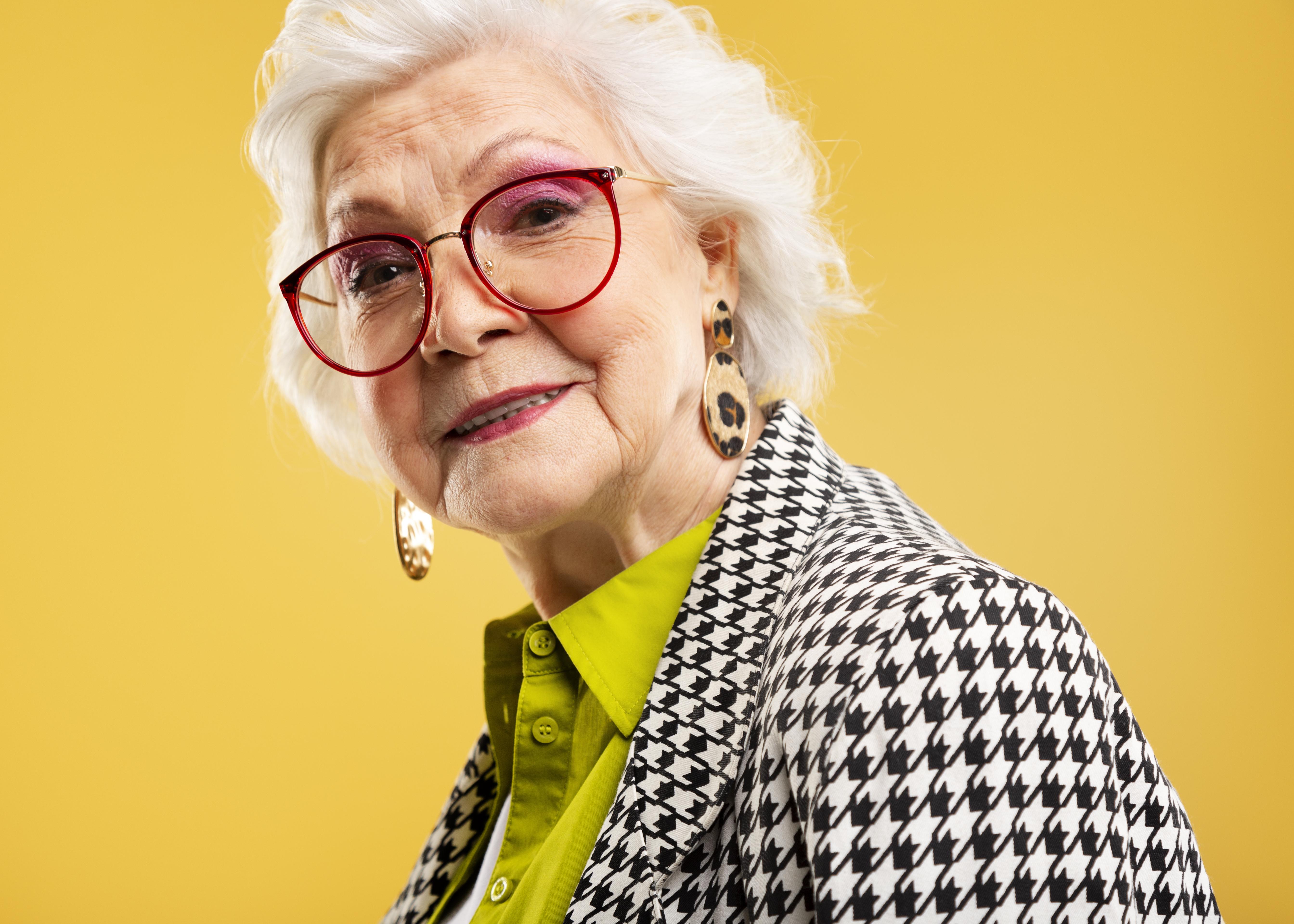 Femme sénior portant des lunettes, heureuse d'un service à domicile